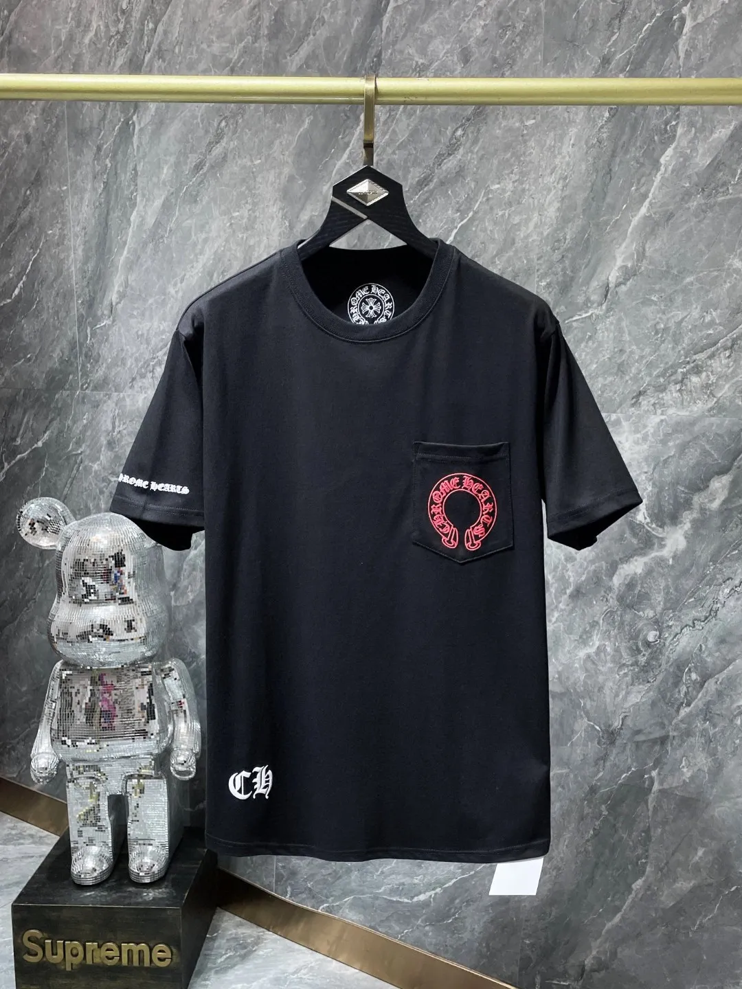 P140 ✨New arrival✨ Chrome Hearts 25ss High gram weight environmentally friendly high-quality top fabric 260g~270g Chrome classic phantom cross group red horseshoe short sleeves Imported environmentally friendly glue printing and dyeing Counter synchronization 1:1 replica version 🌈Recommended colors: black white pink 🌈 Size: S, M, L, XL